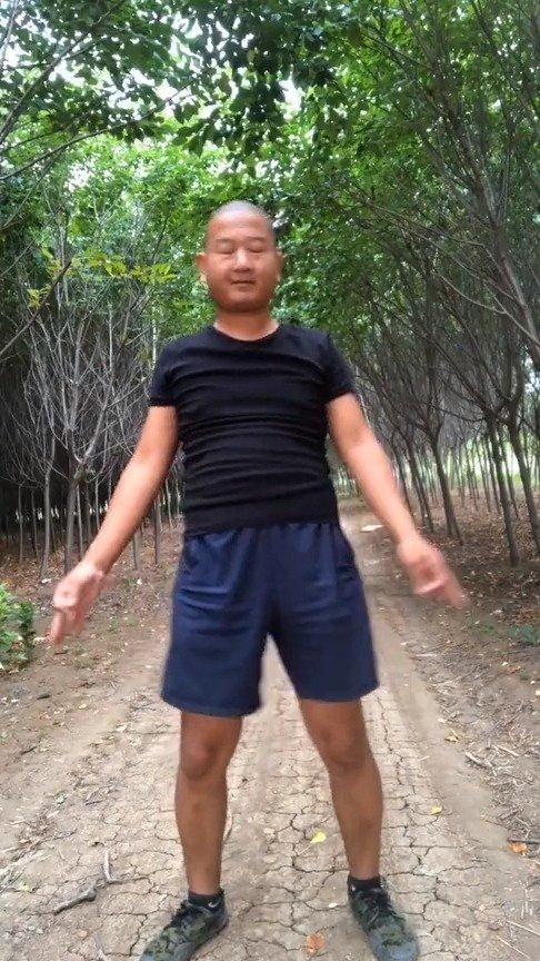 装疯卖傻、丑态百出、目不识丁，到底是谁捧红了这些跳梁小丑？