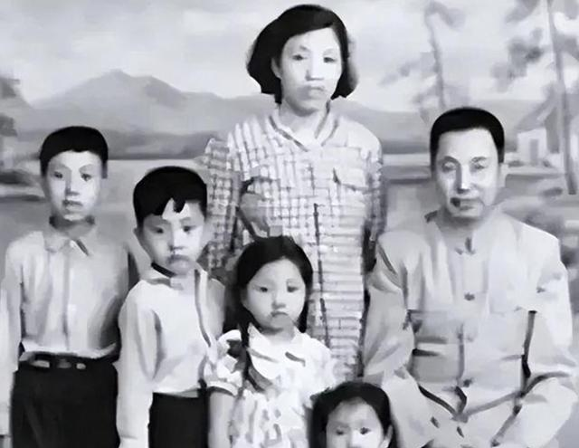 她15岁入党，18岁和主席成亲，如今仍健在，却几乎不出来露面