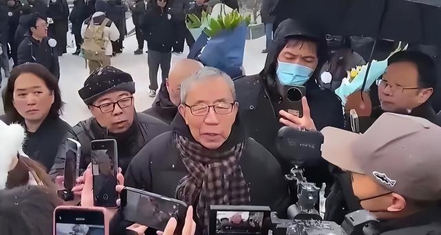 风雪中送别聂卫平：长子手捧遗像	、3个儿女都到齐	，曹薰铉也来了