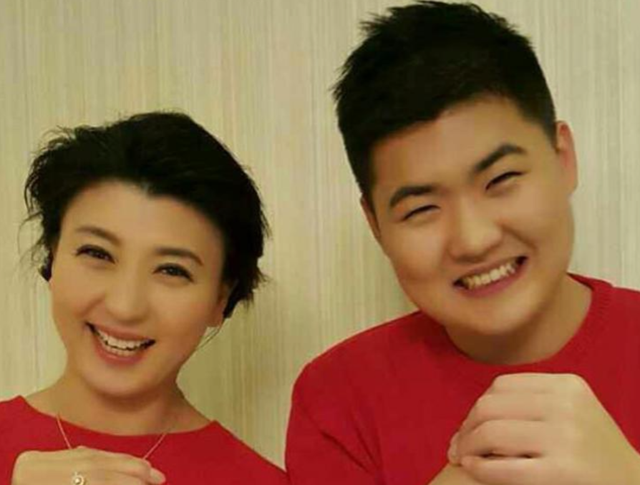 闫学晶事件闹大了！官媒下场介入	，儿子说真相也没用，那英说对了