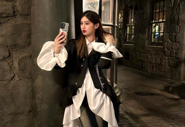 徐帆回应离婚5个月，冯小刚近况曝光，他的“小心思”再藏不住了