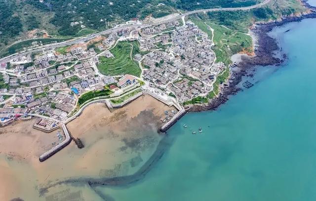 浙江藏着一座冷门海滨小城,人少景美、海鲜便宜、非常安逸