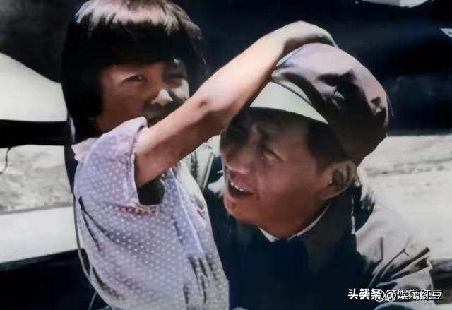 毛主席一家四口合影，四人脸上全是笑意，李讷紧挨毛主席