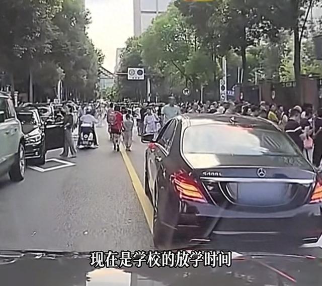女子放学接孩子，路边随意停车，造成堵路十几分钟