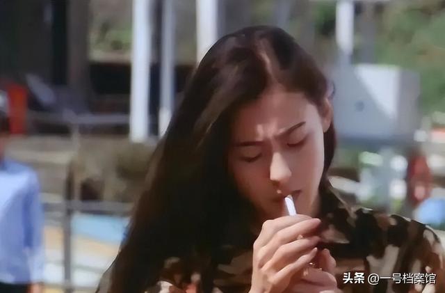 外表是仙女，私下是“老烟鬼”的几位女星，刘亦菲太令人意外了