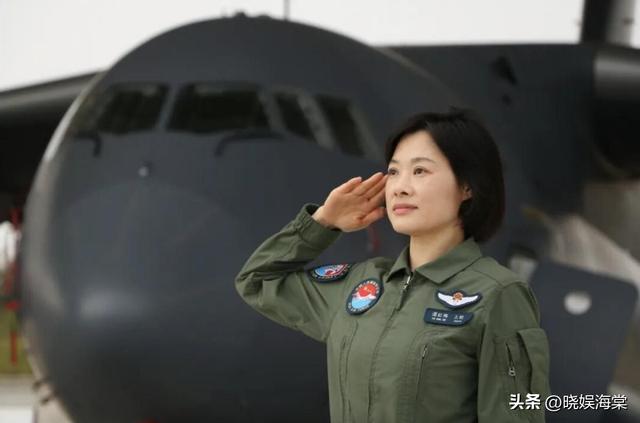阅兵女机长身份曝光！私生活被扒牺牲太大，老公身份也不简单