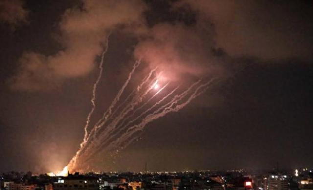 100枚导弹从天而降，美军发起斩首行动	，特朗普下令，俄英法失声