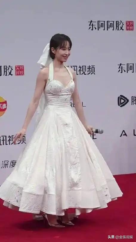 海南红毯好俗，毛晓彤挤出副乳，张萌深V不怕走光，宋茜胸骨凸出