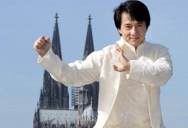 官媒对成龙的称呼变了，三字之差释放强烈信号，王晶的话有人信了