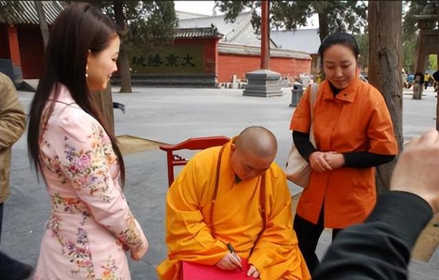 释永信被抓30天，李湘终于坦白两人关系，亲吻照的真相终于大白
