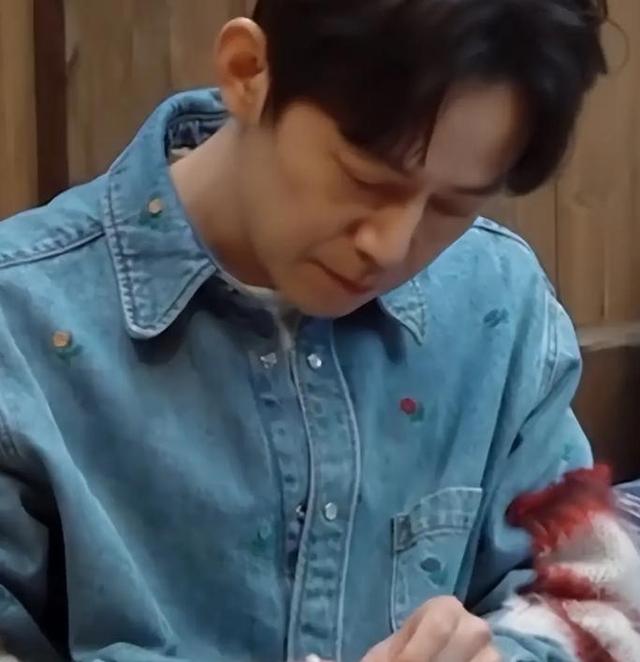 51岁主持人何炅：无妻无女、与保姆相伴，如今终于与自己和解