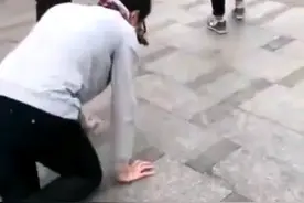 恶劣！河北宁晋三名男子霸凌一男子学狗叫喊奶奶、被暴揍喝小便图片