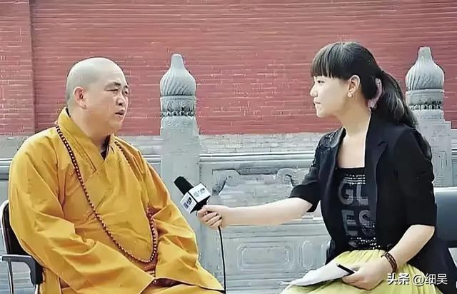 释永信与美女的同框，他笑起来的时候挺憨厚的，同框个个是美女！