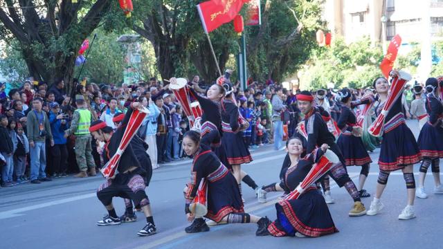 绿春长街古宴:千年哈尼风情破圈,铸就民族团结与文旅发展盛宴