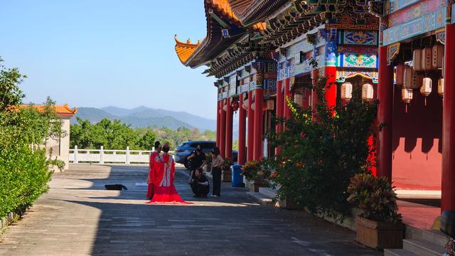 梅州城北富丽堂皇的清代古刹灵鹫寺，成了婚纱艺术摄影网红打卡点