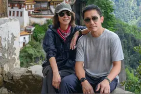 刘嘉玲梁朝伟膝下无儿无女，新家庭成员狗一个天真一个老成好可爱图片