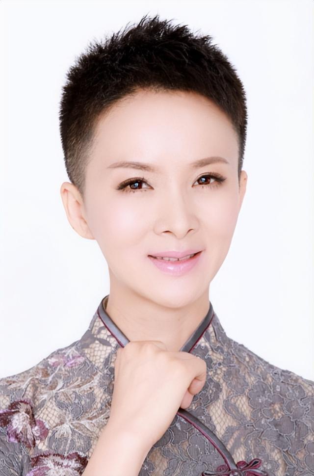 吃里扒外！定居美国13年，回国捞金惨遭“驱逐”，52岁活成了笑话