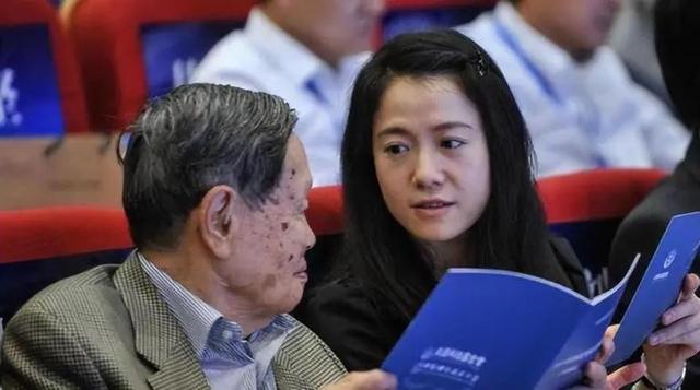 杨振宁去世才2天，令人恶心的一幕出现了，杨振宁助理曾辟谣
