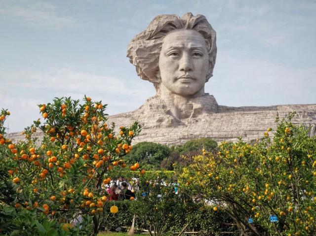 橘子洲，又见橘红染湘江