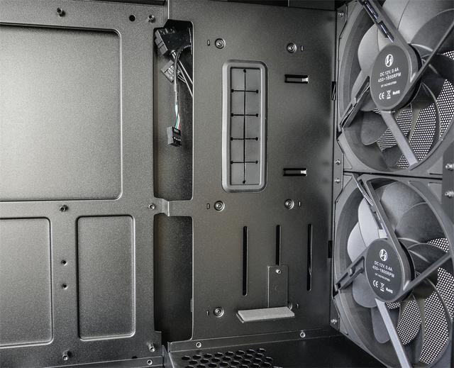自带屏幕的主机—联力207D+9950X3D+ROG B850-F+索泰5070Ti装机