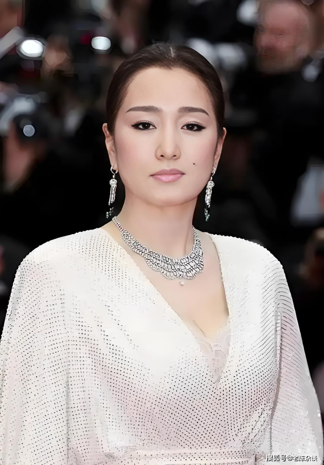天呐！巩俐这身材太惊艳了，胸围几乎到肚脐，状态却依旧十分亮眼