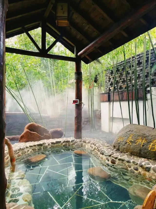 降温天的终极浪漫，是泡进一池温泉里