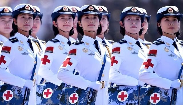 阅兵途中，如果女兵突然想上厕所怎么办？中国解决方式太聪明