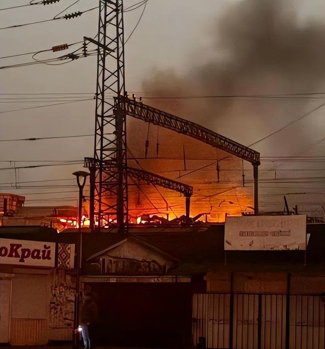 美国已入死局？12架轰炸机升空，齐射120枚导弹，炸崩乌克兰电力