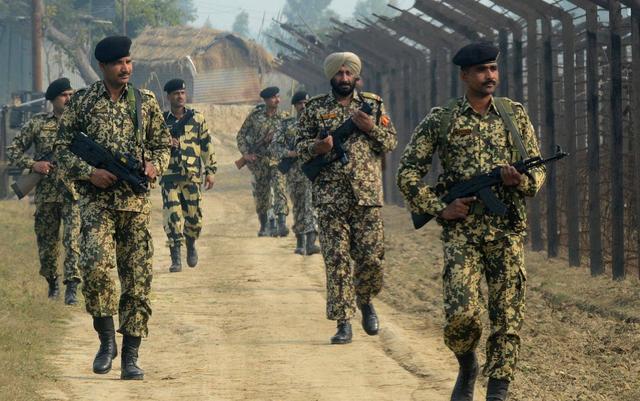 印度又大批量采购以色列轻武器：猜猜印度已装备了几款突击步枪？