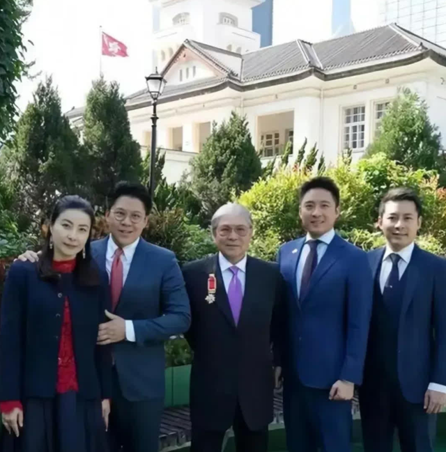 霍启刚没想到！44岁妻子和79岁老爸同时官宣喜讯，为霍家“争光”