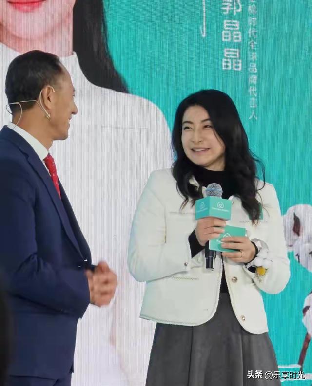 郭晶晶现身北京	，穿小香风戴棉花手链和善大气，素颜胖出双下巴