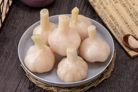 腌糖蒜，别只会用糖和醋，多做1步放1样，爽脆不烧心，久放不坏图片