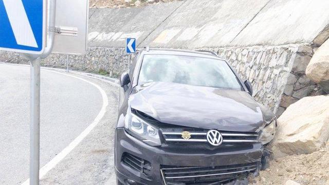 川藏线上那么多废弃豪车，为何没人愿意拖走？当地人道出实情