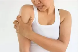 肝部病变前，胳膊有暗示？医生：胳膊若出现2种异常，赶紧去医院图片