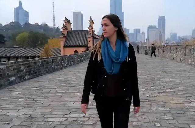 纽约姑娘来中国旅游，回国后痛哭5天，坦言中美差距一目了然