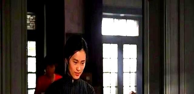 沉默的荣耀：唯一全身而退的潜伏者，竟是装傻充愣的吴家女佣