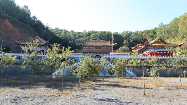 梅州城北富丽堂皇的清代古刹灵鹫寺，成了婚纱艺术摄影网红打卡点