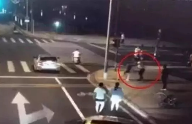 后续！山西狗咬人防卫冲突争议！邻居证实:郭家确证闯入申家