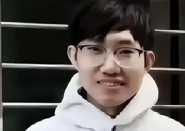 DeepSeeK内部丑闻大曝光！高管被抓细节公开，难怪那么快跌落神坛