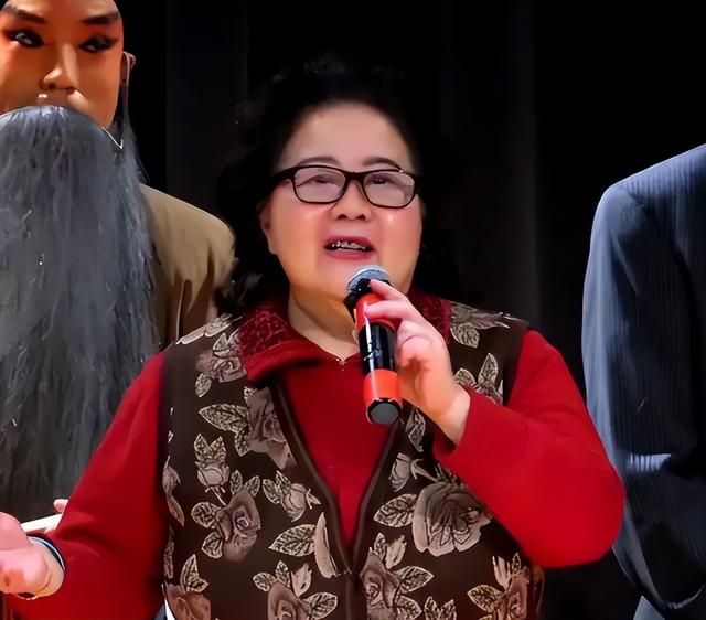 吃里扒外、永不回国？带30名演员留美不归，如今年过花甲归来