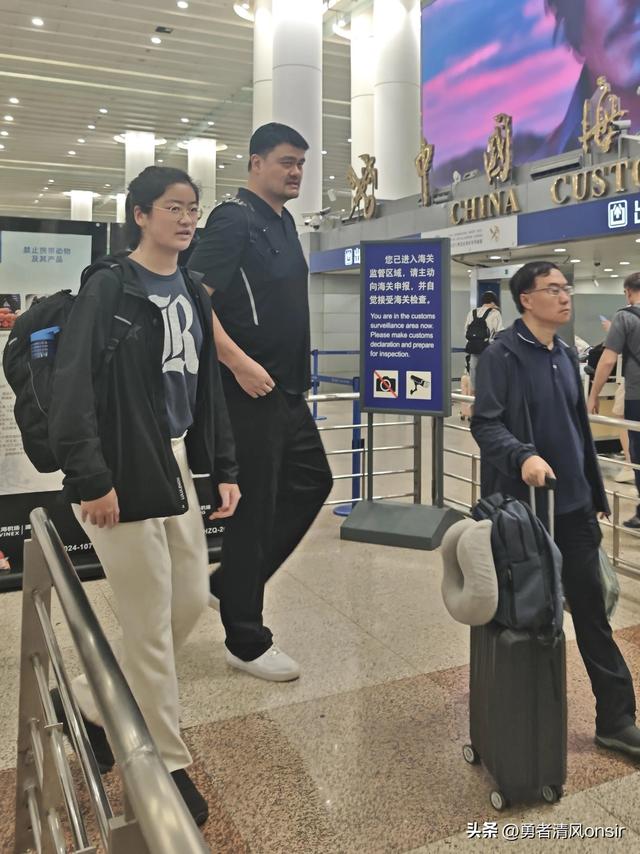 姚明和女儿机场被偶遇, 15岁姚沁蕾身高达1米9, 父女俩人群中像巨人
