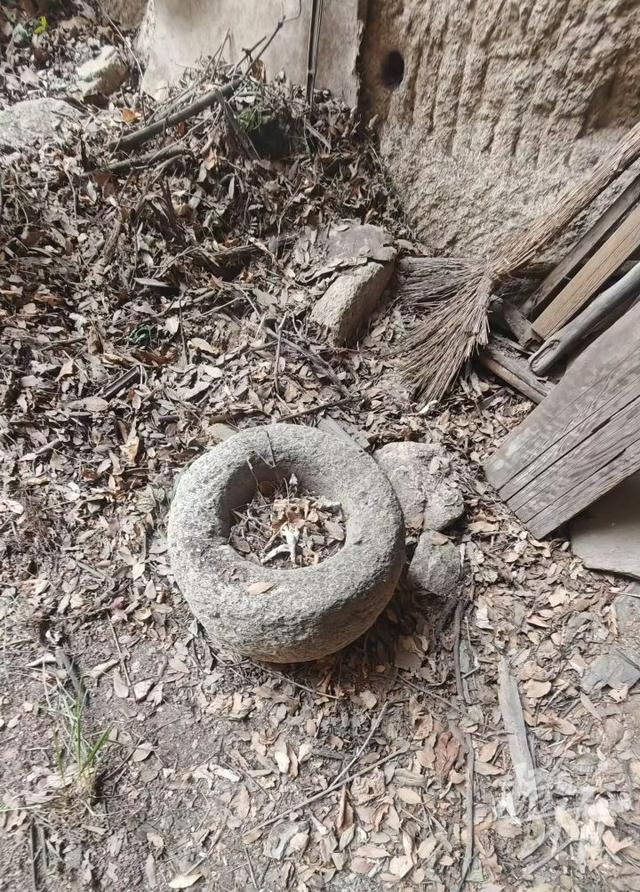 华山险峰发现神秘洞窟和汉代塑像？ 景区回应橙柿：相关地点已管控，不建议大家打卡