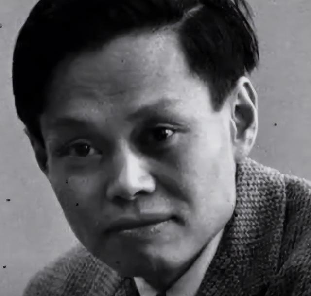 杨振宁身覆国旗，翁帆是家属代表站第一位，重量级好友也到场悼念