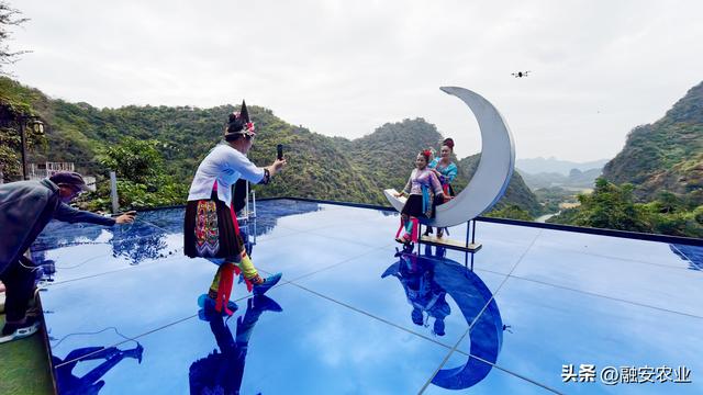 广西融安：秋高气爽引客来