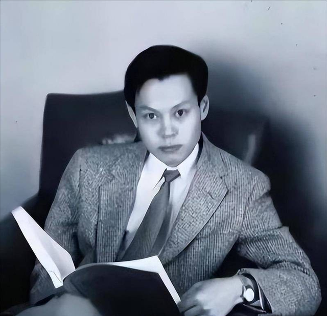 杨振宁去世才2天，令人恶心的一幕出现了，杨振宁助理曾辟谣