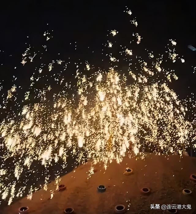 城西公园开园，毗邻主城区15分钟交通圈，山坡打铁花震撼力十足