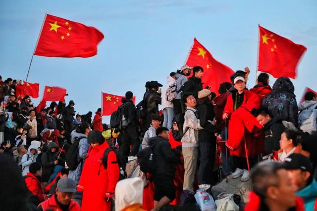 泰山之巅飘起中国红！
