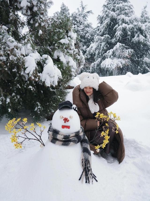 看了梅婷的穿搭，我悟了：羽绒服不配半身裙	、高跟鞋	，更高级惊艳