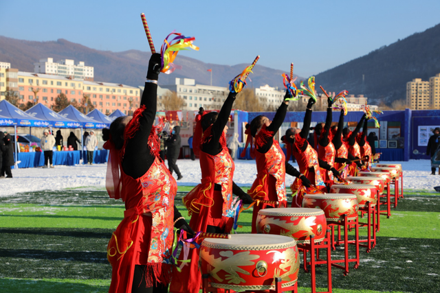 临江市2025年鸭绿江冰雪民俗文化旅游季暨雪地拔河挑战赛启动