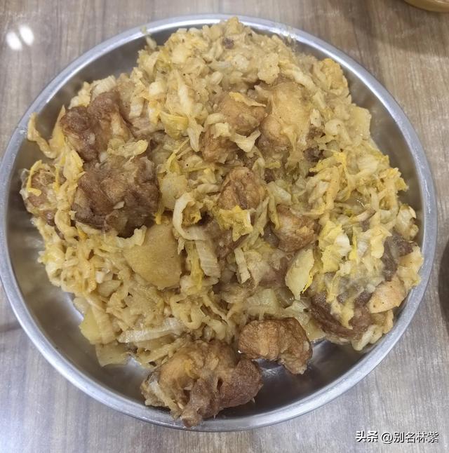 内蒙出发新疆，往返22天，5个人吃饭花4687元，网友问每天吃糠吗